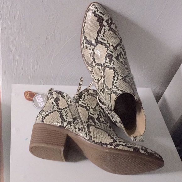 MIA Leather Snake Pattern Bootie Size 10 New - Picture 4 of 6